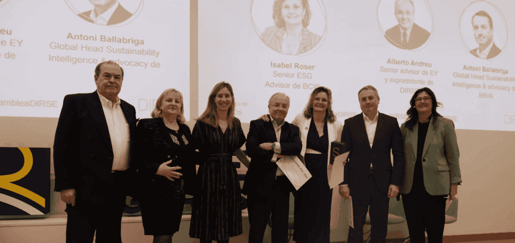 Isabel Roser, ganadora del Premio DIRSE Senior junto con el jurado y los finalistas