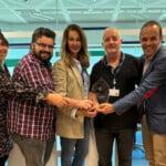 EL EQUIPO DE ELSAN CON EL PREMIO CARE FOR OTHERS