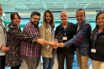 EL EQUIPO DE ELSAN CON EL PREMIO CARE FOR OTHERS