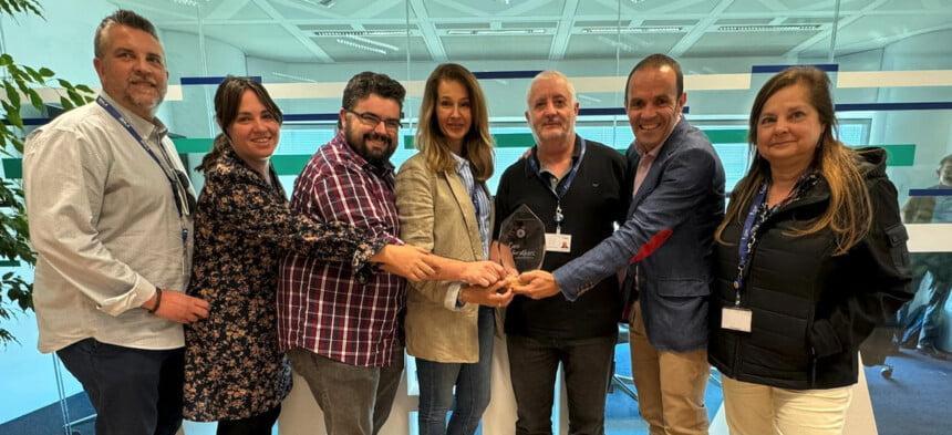 EL EQUIPO DE ELSAN CON EL PREMIO CARE FOR OTHERS