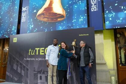 Clement Dwamena, primer trabajador de tuTECHÔ; Blanca Hernández, presidenta de tuTECHÔ; y Hassan Saksa, primer inquilino de tuTECHÔ.