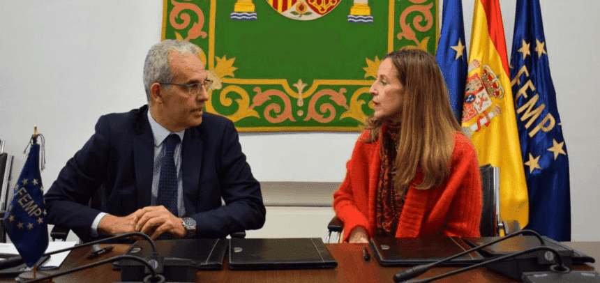 El secretario general de la FEMP, Luis Martínez-Sicluna, y la consejera delegada de Ecoembes, Rosa Trigo