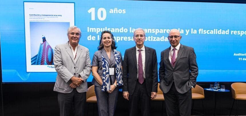 Javier Martín Cavanna, director de Fundación Haz; Concepción Sacristán, coautora del informe 'Contribución y transparencia'; Jesús Gascón Catalán, secretario de Estado de Hacienda, y Manuel Martínez, presidente de Fundación Haz.