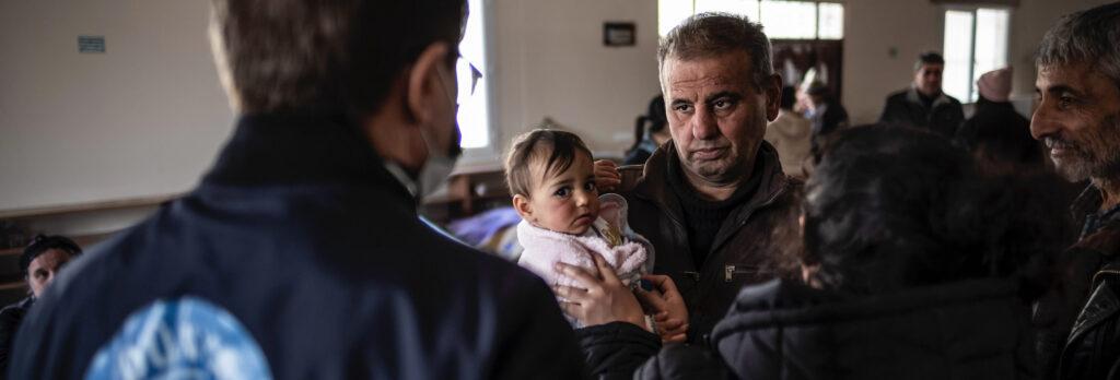 Una familia recibe ayuda humanitaria en Siria tras el terremoto - Médicos del Mundo