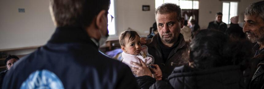 Una familia recibe ayuda humanitaria en Siria tras el terremoto - Médicos del Mundo