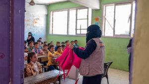 World Vision Syria distribuye mochilas y kits escolares a los niños afectados por el terremoto