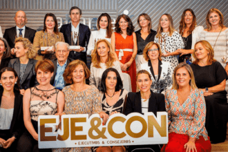 Galardonadas y galardonados en la edición de 2023 junto al equipo de EJE&CON