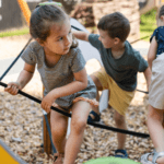 Infancias en el parque durante su periodo vacacional - Shutterstock