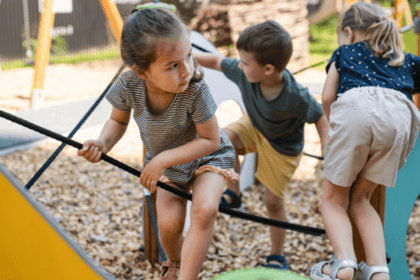 Infancias en el parque durante su periodo vacacional - Shutterstock