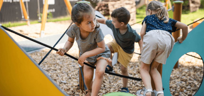 Infancias en el parque durante su periodo vacacional - Shutterstock