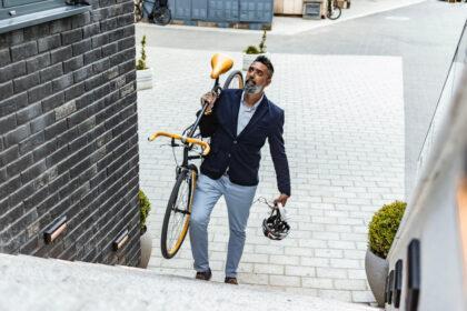 Empleado acude a su puesto de trabajo en bicicleta, apostando por la movilidad sostenible - Estudio de HAYS