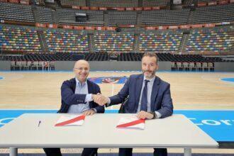 El director general de Vegalsa-Eroski, José Manuel Ferreño, y del presidente del Club, Roberto Cibeira, firman la renovación de la colaboración en el Coliseum