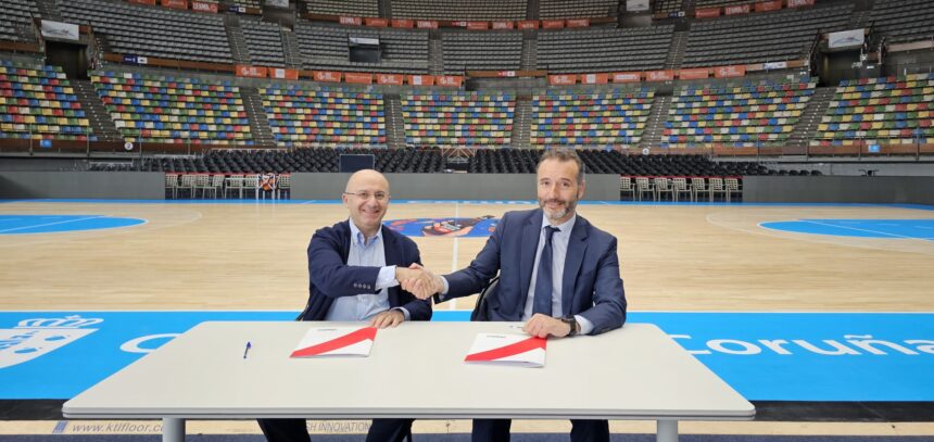 El director general de Vegalsa-Eroski, José Manuel Ferreño, y del presidente del Club, Roberto Cibeira, firman la renovación de la colaboración en el Coliseum