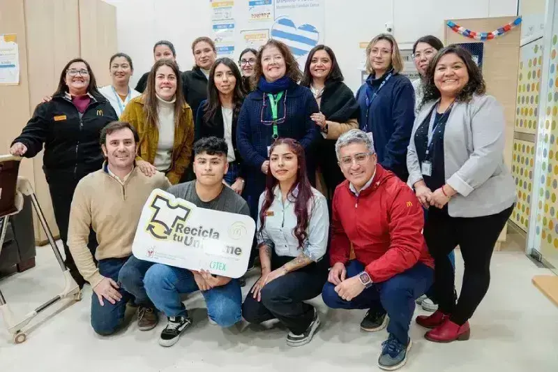 Programa Recicla tu Uniforme de Arcos Dorados entrega 100 frazadas al Hospital Dr. Franco Ravera Zunino