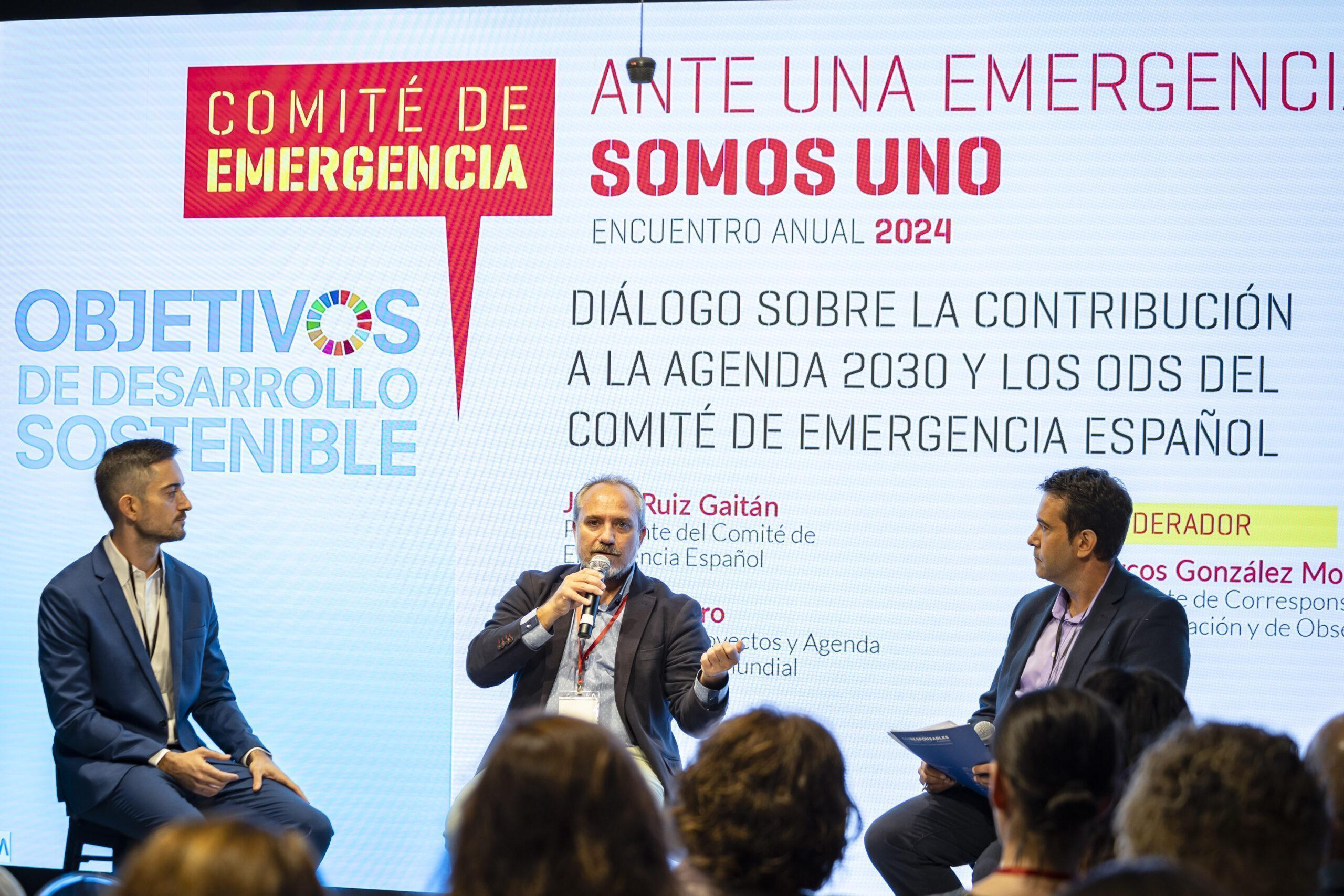 Javier Molero (Pacto Mundial), Javier Ruiz (Comité de Emergencia Español) y Marcos González (Corresponsables) durante el diálogo