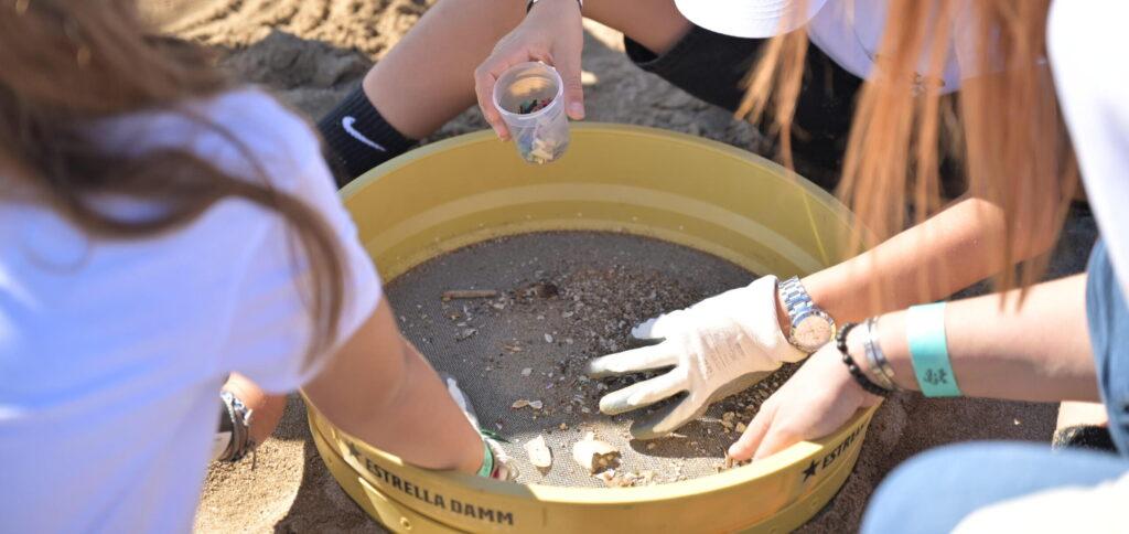 Recogida de microplásticos y otros residuos en “La Festa de la Platja"