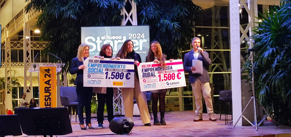 Elena Pescador, jefa de Unidad de Gestión de Talento e Igualdad, ha entregado el ‘Premio Cesce a la Mejor Emprendedora Rural en zonas escasamente pobladas’