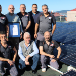 Entre las medidas que se han puesto en marcha en el hospital durante el último año destaca la instalación de 225 paneles solares en la cubierta del edificio de la calle Salamanca