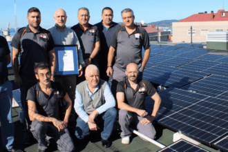 Entre las medidas que se han puesto en marcha en el hospital durante el último año destaca la instalación de 225 paneles solares en la cubierta del edificio de la calle Salamanca