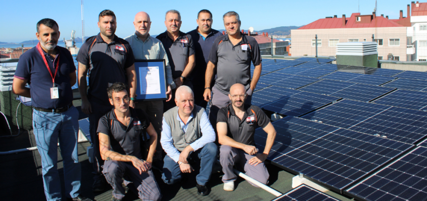 Entre las medidas que se han puesto en marcha en el hospital durante el último año destaca la instalación de 225 paneles solares en la cubierta del edificio de la calle Salamanca