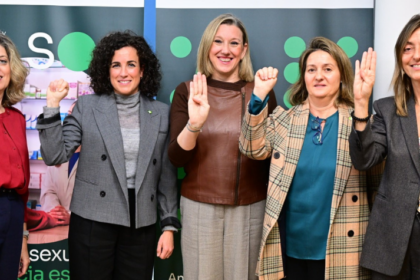 Si la víctima acude acompañada de su agresor, podrán alertar a los farmacéuticos de su situación de peligro mediante una sencilla señal no verbal abriendo y cerrando la mano con el pulgar doblado sobre la palma de la mano