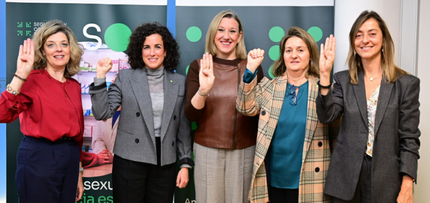 Si la víctima acude acompañada de su agresor, podrán alertar a los farmacéuticos de su situación de peligro mediante una sencilla señal no verbal abriendo y cerrando la mano con el pulgar doblado sobre la palma de la mano