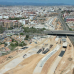 Proyecto de gran envergadura en un eje estratégico del Corredor Mediterráneo, que abarca diferentes fases acordes a las intervenciones en la infraestructura