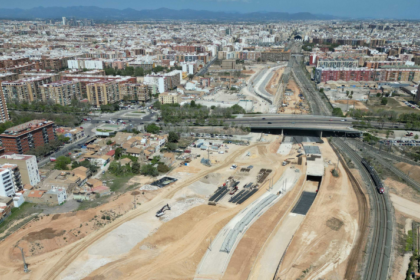 Proyecto de gran envergadura en un eje estratégico del Corredor Mediterráneo, que abarca diferentes fases acordes a las intervenciones en la infraestructura