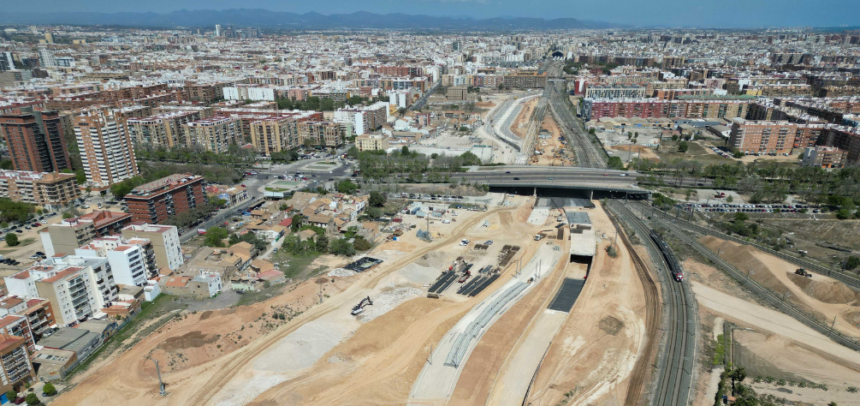 Proyecto de gran envergadura en un eje estratégico del Corredor Mediterráneo, que abarca diferentes fases acordes a las intervenciones en la infraestructura