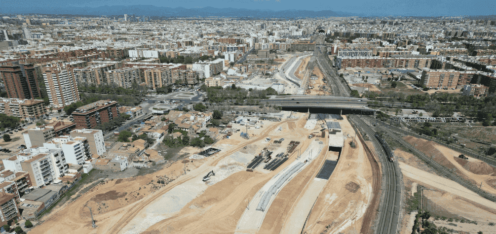 Proyecto de gran envergadura en un eje estratégico del Corredor Mediterráneo, que abarca diferentes fases acordes a las intervenciones en la infraestructura