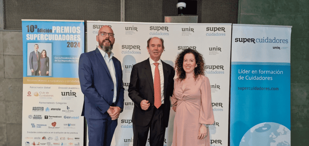 Han acudido a recoger el premio Daniel Castillo, coordinador proyectos del grupo y Cristina Serra, directora de Enfermería del hospital Ribera Povisa
