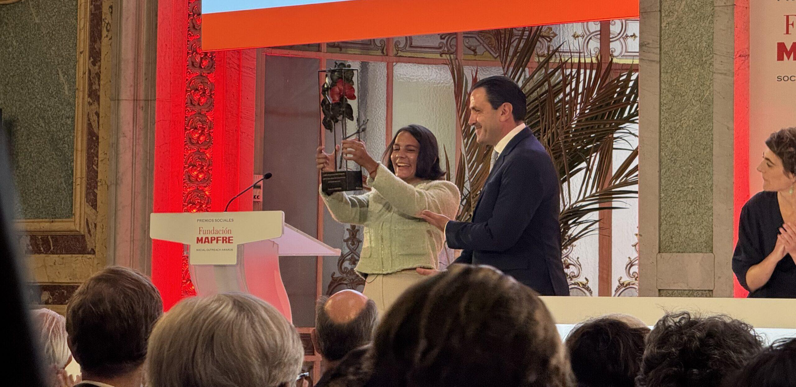 Valentina García Lluch, atleta de Special Olympics España, alza el galardón de los Premios Sociales - Imagen de Jaime Barrionuevo (Corresponsables)