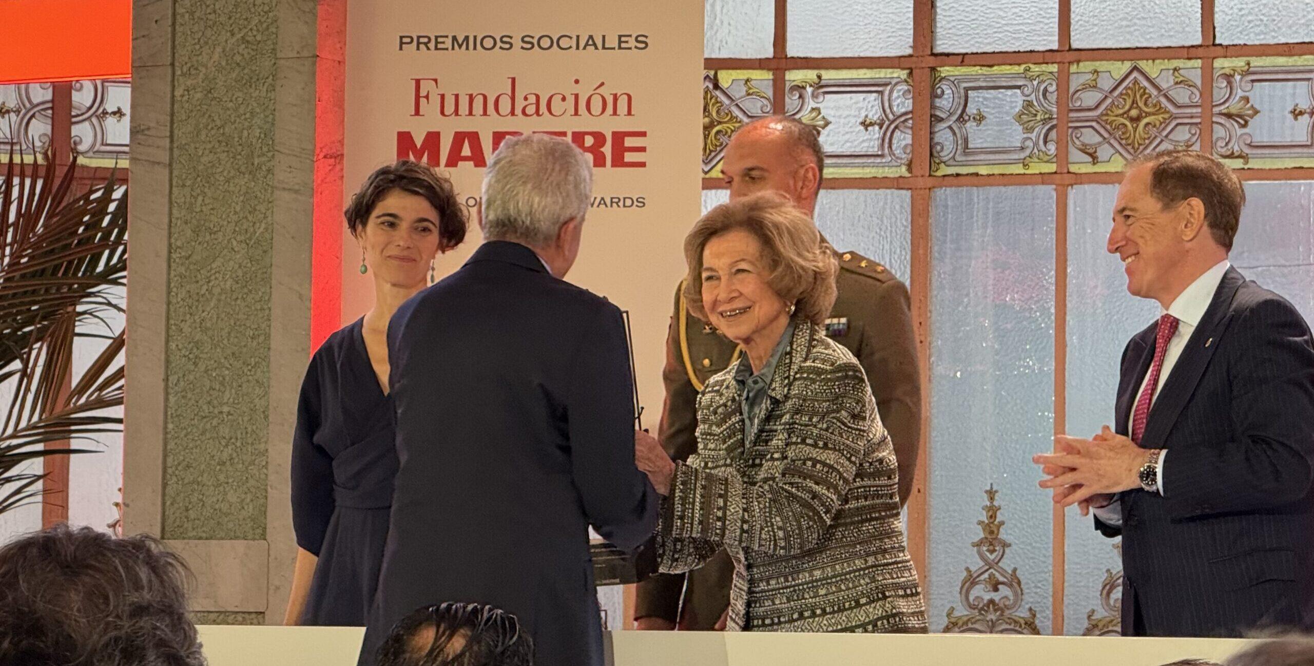 SM la Reina Doña Sofía entrega el galardón a Manuel Bretón, Presidente de Cáritas - Imagen de Jaime Barrionuevo (Corresponsables)