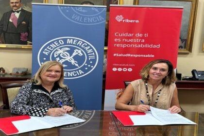 La presidenta del Ateneo, Carmen de Rosa, y la presidenta de la Fundación Ribera Salud y CEO de Ribera, Elisa Tarazona, en la firma del convenio para la Escuela de Salud