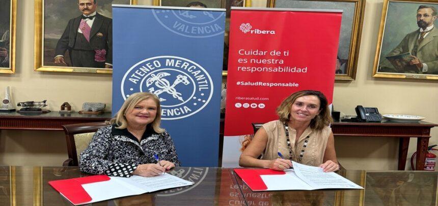 La presidenta del Ateneo, Carmen de Rosa, y la presidenta de la Fundación Ribera Salud y CEO de Ribera, Elisa Tarazona, en la firma del convenio para la Escuela de Salud