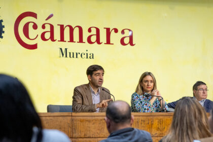 Carlos Arango, Director General de DISRE, Conchita Ruiz, consejería de Política Social, Familias e Igualdad de la Comunidad Autónoma de La Región de Murcia y José Daniel Martín, secretario general de la Cámara de Comercio de Murcia, durante la I Jornada DIRSE en la Región de Murcia