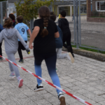 Niños participando en la carrera escolar solidaria