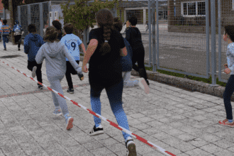 Niños participando en la carrera escolar solidaria