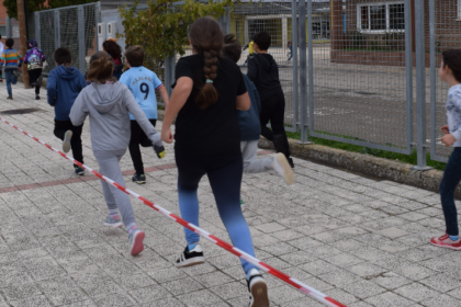 Niños participando en la carrera escolar solidaria