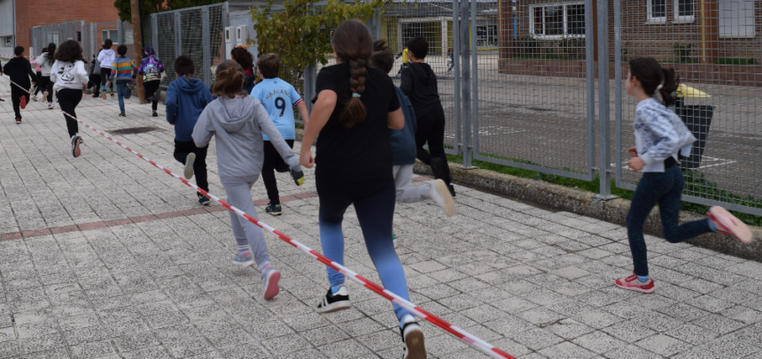 Niños participando en la carrera escolar solidaria