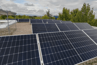 La Fundación EDP ha colaborado en el suministro e instalación de treinta paneles fotovoltaicos, sumando una potencia total de 15 kWp. Esta instalación genera la mitad de la energía primaria de todo el edificio.