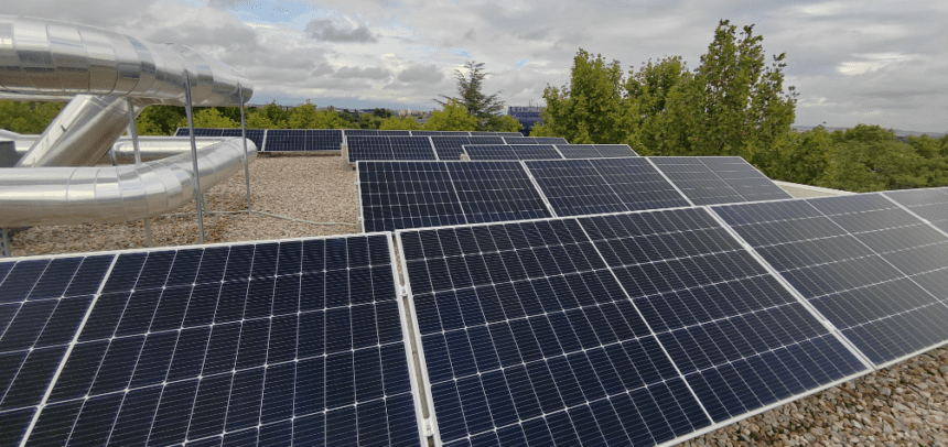 La Fundación EDP ha colaborado en el suministro e instalación de treinta paneles fotovoltaicos, sumando una potencia total de 15 kWp. Esta instalación genera la mitad de la energía primaria de todo el edificio.