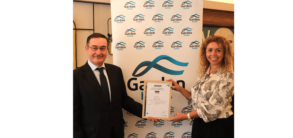 Salvador Ibáñez y Magda Ramis con el certificaddo AENOR