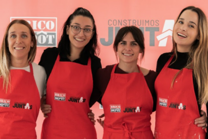 Raquel López (electricista), Jennifer López (fontanera), Isabel Obreo (carpintera) y Sylvia Salas (bricolaje y decoración)