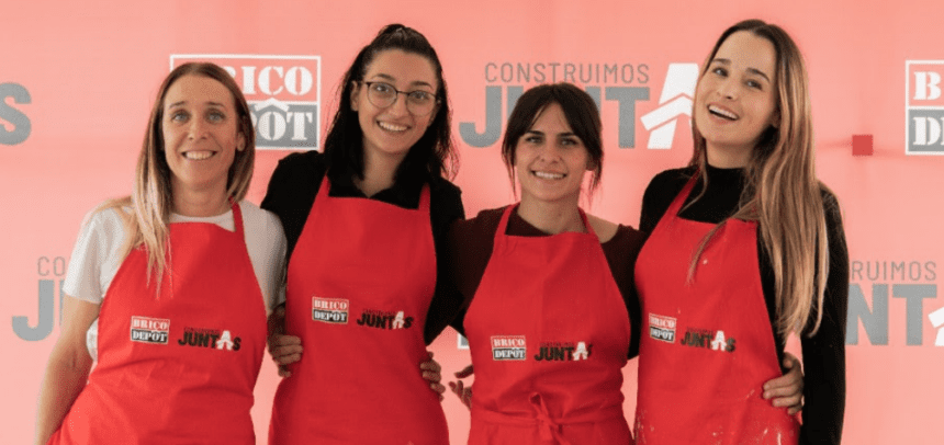 Raquel López (electricista), Jennifer López (fontanera), Isabel Obreo (carpintera) y Sylvia Salas (bricolaje y decoración)