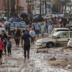 Varias personas caminan por una de las calles afectadas en Paiporta (València), tras las fuertes lluvias causadas por la DANA, a 30 de octubre de 2024.-Manu Bruque / EFE