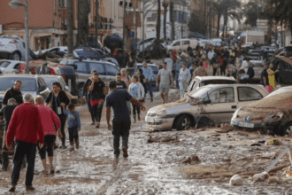 Varias personas caminan por una de las calles afectadas en Paiporta (València), tras las fuertes lluvias causadas por la DANA, a 30 de octubre de 2024.-Manu Bruque / EFE