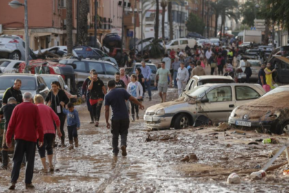 Varias personas caminan por una de las calles afectadas en Paiporta (València), tras las fuertes lluvias causadas por la DANA, a 30 de octubre de 2024.-Manu Bruque / EFE