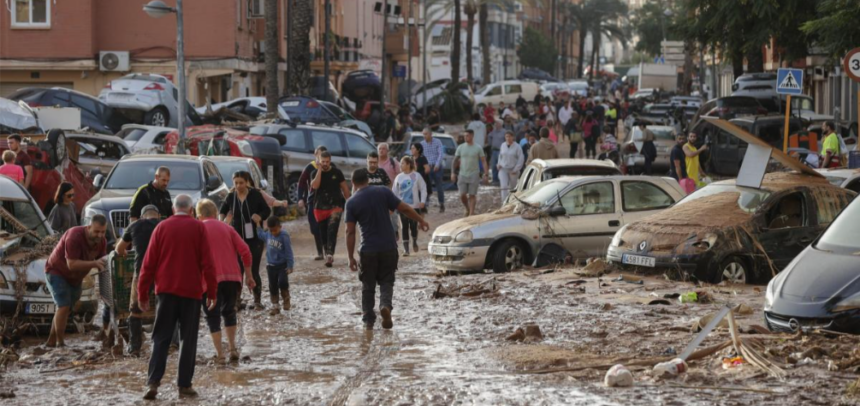 Varias personas caminan por una de las calles afectadas en Paiporta (València), tras las fuertes lluvias causadas por la DANA, a 30 de octubre de 2024.-Manu Bruque / EFE