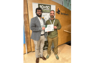 Jorge Romero, responsable de Medioambiente de Iberdrola Renovables, y Leandro Meléndez, propietario de Fungi Natur, han recogido esta mañana el reconocimiento a la planta Revilla Vallejera de Iberdrola